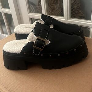 American eagle cozy lug clog